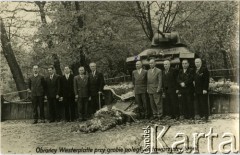 Po 1963, Westerplatte, Gdańsk, Polska.
Zdjęcie pamiątkowe obrońców Westerplatte przy grobie poległych towarzyszy broni. 5 z prawej stoi Wacław Ratwiński - oficer Wojska Polskiego, opuścił ZSRR z Armią Andersa, służył w 2 Korpusie Polskim.
Fot. NN, zbiory Ośrodka KARTA, przekazała Anna Masewicz.
