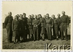 Grudzień 1943, Gedera, Brytyjski Mandat Palestyny.
Zdjęcie grupowe żołnierzy 2 Korpusu Polskiego. 
Fot. NN, zbiory Ośrodka KARTA, przekazała Anna Masewicz.