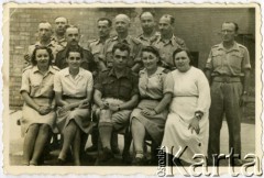 1945, Brytyjski Mandat Palestyny (?).
Żołnierze z pielęgniarką w sztabie wojskowym. W 2 rzędzie, 3 z prawej strony stoi dowódca kompanii porucznik Wacław Ratwiński.
Fot. NN, zbiory Ośrodka KARTA, przekazała Anna Masewicz.