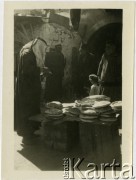 Lata 40., Bliski Wschód.
Arab kupujący pitę.
Fot. NN, zbiory Ośrodka KARTA, przekazała Anna Masewicz.