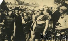 Lata 30., brak miejsca.
Kolarze po wyścigu. 1 z lewej stoi Lucjan Kosior - członek klubu Jur Warszawa, zwycięzca wyścigu Tour de Pologne w 1933 roku, w klasyfikacji drużynowej (wraz z Zygmuntem Nadulskim i Stefanem Zagórskim); saper, podczas II wojny światowej walczył w Okręgu Warszawskim Armii Krajowej. 2 z lewej stoi prawdopodobnie gen. Jan Jur-Gorzechowski, protektor klubu 