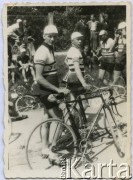 Lata 30., brak miejsca.
Kolarze klubu Jur Warszawa przygotowują się do startu. Z numerem 40 startuje Lucjan Kosior, zwycięzca wyścigu Tour de Pologne w 1933 roku, w klasyfikacji drużynowej (wraz z Zygmuntem Nadulskim i Stefanem Zagórskim); saper, podczas II wojny światowej walczył w Okręgu Warszawskim Armii Krajowej.
Fot. NN, zbiory Ośrodka KARTA, przekazała Jolanta Kosior