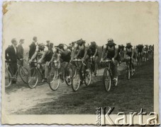 Lata 30., brak miejsca.
Wyścigi kolarskie. 1 z prawej w 2 rzędzie jedzie Lucjan Kosior, zwycięzca wyścigu Tour de Pologne w 1933 roku, w klasyfikacji drużynowej (wraz z Zygmuntem Nadulskim i Stefanem Zagórskim); saper, podczas II wojny światowej walczył w Okręgu Warszawskim Armii Krajowej.
Fot. NN, zbiory Ośrodka KARTA, przekazała Jolanta Kosior