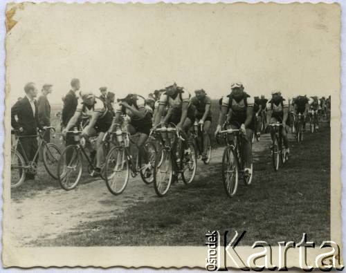 Lata 30., brak miejsca.
Wyścigi kolarskie. 1 z prawej w 2 rzędzie jedzie Lucjan Kosior, zwycięzca wyścigu Tour de Pologne w 1933 roku, w klasyfikacji drużynowej (wraz z Zygmuntem Nadulskim i Stefanem Zagórskim); saper, podczas II wojny światowej walczył w Okręgu Warszawskim Armii Krajowej.
Fot. NN, zbiory Ośrodka KARTA, przekazała Jolanta Kosior