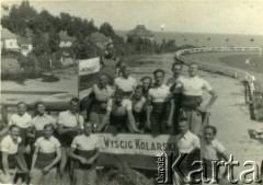 Lata 30., Gdynia, woj, pomorskie, Polska.
Kolarze z transparentami.
Fot. NN, zbiory Ośrodka KARTA, przekazała Jolanta Kosior