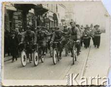 Sierpień 1934, Warszawa, Polska.
Defilada Organizacji Młodzieży Pracującej. 3 prawej jedzie Lucjan Kosior, członek klubu Jur Warszawa, zwycięzca wyścigu Tour de Pologne w 1933 roku w klasyfikacji drużynowej (wraz z Zygmuntem Nadulskim i Stefanem Zagórskim); saper, podczas II wojny światowej walczył w Okręgu Warszawskim Armii Krajowej.
Fot. NN, zbiory Ośrodka KARTA, przekazała Jolanta Kosior