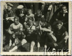 Czerwiec 1939, Warszawa, Polska.
Kolarze klubu Jur Warszawa, zawodnicy Mistrzostw Polski w kolarstwie szosowym w Warszawie, podczas odpoczynku. W 1 rzędzie od prawej siedzą: Lucjan Kosior, Eugeniusz Targoński, Bolesław Napierała.
Fot. NN, zbiory Ośrodka KARTA, przekazała Jolanta Kosior