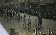 Lata 30, Lublin, woj. lubelskie, Polska.
Defilada kolarzy przed publicznością i władzami.
Fot. NN, zbiory Ośrodka KARTA, przekazała Jolanta Kosior