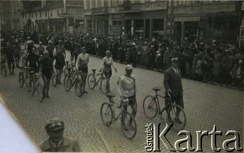 Lata 30, Lublin, woj. lubelskie, Polska.
Defilada kolarzy przed publicznością i władzami.
Fot. NN, zbiory Ośrodka KARTA, przekazała Jolanta Kosior