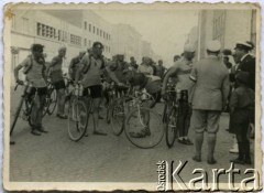 Przed 1938, Gdynia, woj. pomorskie, Polska.
Kolarze pod budynkiem Komisariatu Rządu w Gdyni.
Fot. NN, zbiory Ośrodka KARTA, przekazała Jolanta Kosior