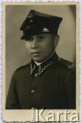 Przed 1939, brak miejsca.
Kapral Lucjan Kosior - saper i kolarz -  zwycięzca wyścigu Tour de Pologne w 1933 roku, w klasyfikacji drużynowej (wraz z Zygmuntem Nadulskim i Stefanem Zagórskim); podczas II wojny światowej walczył w Okręgu Warszawskim Armii Krajowej.
Fot. NN, zbiory Ośrodka KARTA, przekazała Jolanta Kosior