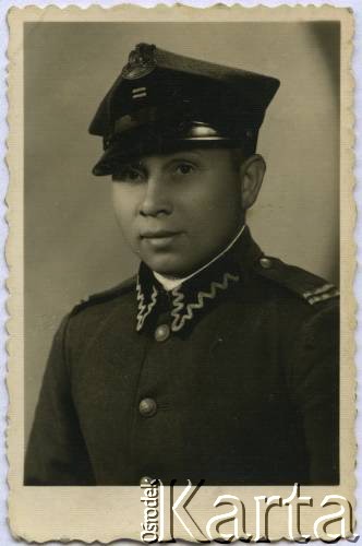 Przed 1939, brak miejsca.
Kapral Lucjan Kosior - saper i kolarz -  zwycięzca wyścigu Tour de Pologne w 1933 roku, w klasyfikacji drużynowej (wraz z Zygmuntem Nadulskim i Stefanem Zagórskim); podczas II wojny światowej walczył w Okręgu Warszawskim Armii Krajowej.
Fot. NN, zbiory Ośrodka KARTA, przekazała Jolanta Kosior