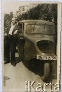 Lipiec 1943, Warszawa, Polska.
Kapral Lucjan Kosior - saper i kolarz -  zwycięzca wyścigu Tour de Pologne w 1933 roku, w klasyfikacji drużynowej (wraz z Zygmuntem Nadulskim i Stefanem Zagórskim); podczas II wojny światowej walczył w Okręgu Warszawskim Armii Krajowej. Na odwrocie odręczny napis: 