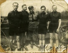 Lata 30., brak miejsca.
Kolarze, członkowie klubu Jur Warszawa. 2 z lewej stoi Lucjan Kosior, zwycięzca wyścigu Tour de Pologne w 1933 roku, w klasyfikacji drużynowej (wraz z Zygmuntem Nadulskim i Stefanem Zagórskim); saper, podczas II wojny światowej walczył w Okręgu Warszawskim Armii Krajowej.
Fot. NN, zbiory Ośrodka KARTA, przekazała Jolanta Kosior