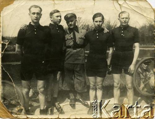 Lata 30., brak miejsca.
Kolarze, członkowie klubu Jur Warszawa. 2 z lewej stoi Lucjan Kosior, zwycięzca wyścigu Tour de Pologne w 1933 roku, w klasyfikacji drużynowej (wraz z Zygmuntem Nadulskim i Stefanem Zagórskim); saper, podczas II wojny światowej walczył w Okręgu Warszawskim Armii Krajowej.
Fot. NN, zbiory Ośrodka KARTA, przekazała Jolanta Kosior