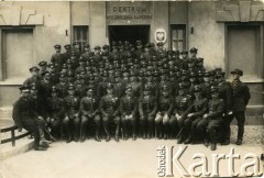 Lata 30., Modlin, woj. mazowieckie, Polska.
Instruktorzy i słuchacze Centrum Wyszkolenia Saperów. 2 z lewej w 2 rzędzie stoi Lucjan Kosior - saper i kolarz, zwycięzca wyścigu Tour de Pologne w 1933 roku w klasyfikacji drużynowej (wraz z Zygmuntem Nadulskim i Stefanem Zagórskim). Na odwrocie nieczytelne podpisy z dedykacjami od kolegów dla Lucjana Kosiora.
Fot. NN, zbiory Ośrodka KARTA, przekazała Jolanta Kosior