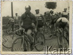 Lata 30., brak miejsca.
Kolarze przygotowują się do startu. W 2 rzędzie stoi Lucjan Kosior, zwycięzca wyścigu Tour de Pologne w 1933 roku w klasyfikacji drużynowej (wraz z Zygmuntem Nadulskim i Stefanem Zagórskim); saper, podczas II wojny światowej walczył w Okręgu Warszawskim Armii Krajowej.
Fot. NN, zbiory Ośrodka KARTA, przekazała Jolanta Kosior