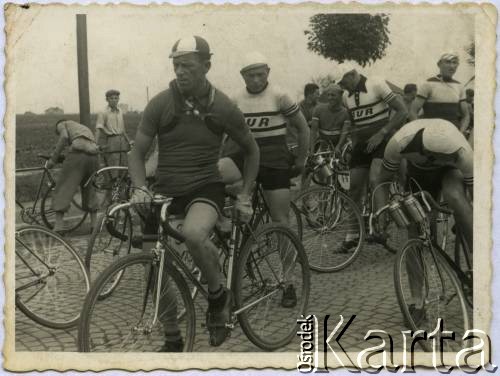 Lata 30., brak miejsca.
Kolarze przygotowują się do startu. W 2 rzędzie stoi Lucjan Kosior, zwycięzca wyścigu Tour de Pologne w 1933 roku w klasyfikacji drużynowej (wraz z Zygmuntem Nadulskim i Stefanem Zagórskim); saper, podczas II wojny światowej walczył w Okręgu Warszawskim Armii Krajowej.
Fot. NN, zbiory Ośrodka KARTA, przekazała Jolanta Kosior