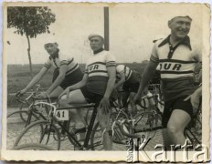 Lata 30., brak miejsca.
Kolarze klubu Jur Warszawa przygotowują się do startu. Z numerem 41 startuje Lucjan Kosior, zwycięzca wyścigu Tour de Pologne w 1933 roku, w klasyfikacji drużynowej (wraz z Zygmuntem Nadulskim i Stefanem Zagórskim); saper, podczas II wojny światowej walczył w Okręgu Warszawskim Armii Krajowej.
Fot. NN, zbiory Ośrodka KARTA, przekazała Jolanta Kosior