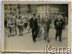 Prawdopodobnie 1934, Warszawa, Polska.
Defilada Organizacji Młodzieży Pracującej. 1 lewej (z rowerem) idzie Lucjan Kosior, członek klubu Jur Warszawa, zwycięzca wyścigu Tour de Pologne w 1933 roku w klasyfikacji drużynowej (wraz z Zygmuntem Nadulskim i Stefanem Zagórskim); saper, podczas II wojny światowej walczył w Okręgu Warszawskim Armii Krajowej.
Fot. NN, zbiory Ośrodka KARTA, przekazała Jolanta Kosior