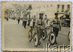 Prawdopodobnie 1934, Warszawa, Polska.
Defilada Organizacji Młodzieży Pracującej. 1 lewej idzie Lucjan Kosior, członek klubu Jur Warszawa, zwycięzca wyścigu Tour de Pologne w 1933 roku w klasyfikacji drużynowej (wraz z Zygmuntem Nadulskim i Stefanem Zagórskim); saper, podczas II wojny światowej walczył w Okręgu Warszawskim Armii Krajowej.
Fot. NN, zbiory Ośrodka KARTA, przekazała Jolanta Kosior