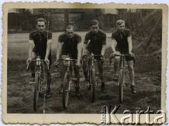 Lata 30., Warszawa, Polska.
Kolarze klubu Jur Warszawa na rowerach. 1 z lewej stoi Eugeniusz Targoński, 1 z prawej - Lucjan Kosior - zwycięzca wyścigu Tour de Pologne w 1933 roku, w klasyfikacji drużynowej (wraz z Zygmuntem Nadulskim i Stefanem Zagórskim); saper, podczas II wojny światowej walczył w Okręgu Warszawskim Armii Krajowej.
Fot. 