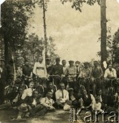 Lata 30., brak miejsca.
Kolarze podczas odpoczynku.
Fot. NN, zbiory Ośrodka KARTA, przekazała Jolanta Kosior
