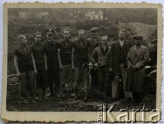 Lata 30., brak miejsca.
Zdjęcie grupowe kolarzy, członków klubu Jur Warszawa. Od lewej stoją Lucjan Kosior, Eugeniusz Targoński i żołnierz Korpusu Ochrony Pogranicza.
Fot. Fot. 