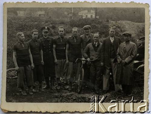Lata 30., brak miejsca.
Zdjęcie grupowe kolarzy, członków klubu Jur Warszawa. Od lewej stoją Lucjan Kosior, Eugeniusz Targoński i żołnierz Korpusu Ochrony Pogranicza.
Fot. Fot. 