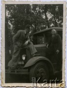 1939-1945, brak miejsca.
Mężczyźni stojący na samochodzie. Po prawej stronie kapral Lucjan Kosior - saper i kolarz -  zwycięzca wyścigu Tour de Pologne w 1933 roku, w klasyfikacji drużynowej (wraz z Zygmuntem Nadulskim i Stefanem Zagórskim); podczas II wojny światowej walczył w Okręgu Warszawskim Armii Krajowej.
Fot. NN, zbiory Ośrodka KARTA, przekazała Jolanta Kosior