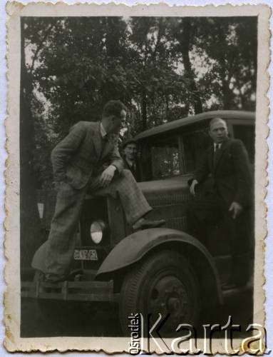 1939-1945, brak miejsca.
Mężczyźni stojący na samochodzie. Po prawej stronie kapral Lucjan Kosior - saper i kolarz -  zwycięzca wyścigu Tour de Pologne w 1933 roku, w klasyfikacji drużynowej (wraz z Zygmuntem Nadulskim i Stefanem Zagórskim); podczas II wojny światowej walczył w Okręgu Warszawskim Armii Krajowej.
Fot. NN, zbiory Ośrodka KARTA, przekazała Jolanta Kosior