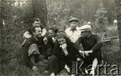 Lata 30., brak miejsca.
Kolarze podczas odpoczynku. 2 z prawej siedzi Lucjan Kosior, zwycięzca wyścigu Tour de Pologne w 1933 roku, w klasyfikacji drużynowej (wraz z Zygmuntem Nadulskim i Stefanem Zagórskim); saper, podczas II wojny światowej walczył w Okręgu Warszawskim Armii Krajowej.
Fot. NN, zbiory Ośrodka KARTA, przekazała Jolanta Kosior