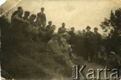 Lata 30., brak miejsca.
Członkowie klubu kolarskiego Jur Warszawa. 2 z prawej strony stoi prawdopodobnie Jan Jur-Gorzechowski, protektor klubu.
Fot. NN, zbiory Ośrodka KARTA, przekazała Jolanta Kosior