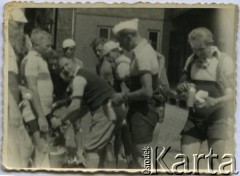 Lata 30., brak miejsca.
Kolarze podczas napełniania wody.
Fot. NN, zbiory Ośrodka KARTA, przekazała Jolanta Kosior