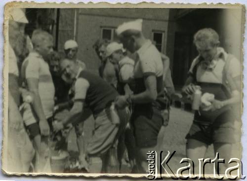 Lata 30., brak miejsca.
Kolarze podczas napełniania wody.
Fot. NN, zbiory Ośrodka KARTA, przekazała Jolanta Kosior