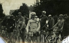 Lata 30., brak miejsca.
Jerzy Lipiński po zwycięskim wyścigu.
Lipiński Fot. NN, zbiory Ośrodka KARTA, przekazała Jolanta Kosior