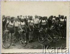 Lata 30., brak miejsca.
Kolarze klubu Jur Warszawa. W 1 rzędzie, 2 z lewej stoi Lucjan Kosior, zwycięzca wyścigu Tour de Pologne w 1933 roku w klasyfikacji drużynowej (wraz z Zygmuntem Nadulskim i Stefanem Zagórskim); saper, podczas II wojny światowej walczył w Okręgu Warszawskim Armii Krajowej.
Fot. NN, zbiory Ośrodka KARTA, przekazała Jolanta Kosior