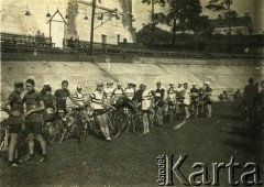 Lata 30., Warszawa, Polska.
Przygotowanie do startu. Po lewej stronie stoją kolarze klubu Jur Warszawa.
Fot. NN, zbiory Ośrodka KARTA, przekazała Jolanta Kosior
