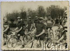 Lata 30., brak miejsca.
Kolarze przed startem. 1 z prawej stoi Lucjan Kosior, zwycięzca wyścigu Tour de Pologne w 1933 roku, w klasyfikacji drużynowej (wraz z Zygmuntem Nadulskim i Stefanem Zagórskim); saper, podczas II wojny światowej walczył w Okręgu Warszawskim Armii Krajowej.
Fot. NN, zbiory Ośrodka KARTA, przekazała Jolanta Kosior