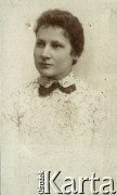 Początek XX w., Polska pod zaborami.
Aleksandra Komorowska, późniejsza żona Adolfa Urbanowicza, matka Wacława Urbanowicza, w wieku 18 lat.
Fot. NN, kolekcja Wacława Urbanowicza, zbiory Ośrodka KARTA
