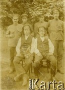 2.09.1917, Piła (?), Polska.
Adolf Urbanowicz (stoi 1. z prawej) w obozie jenieckim w gronie kolegów.
Fot. NN, kolekcja Wacława Urbanowicza, zbiory Ośrodka KARTA