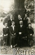 1928, Wilanów koło Warszawy, Polska.
Aleksandra z domu Komorowska i Adolf Urbanowicz z dziećmi: Janiną (stoi 1. z prawej), bliźniaczkami Aleksandrą (stoi 1. z lewej) i Heleną (siedzi 1. z prawej), Wacławem i Adelą (siedzi 1. z lewej).
Fot. NN, kolekcja Wacława Urbanowicza, zbiory Ośrodka KARTA