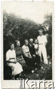 1937-1938, Wilanów koło Warszawy, Polska.
Aleksandra z domu Komorowska i Adolf Urbanowicz (3. i 4. od lewej) z dziećmi: Heleną, Adelą, Aleksandrą i Wacławem (od lewej).
Fot. NN, kolekcja Wacława Urbanowicza, zbiory Ośrodka KARTA