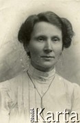 1921, Polska
Aleksandra Urbanowicz z domu Komorowska, żona Adolfa Urbanowicza, matka Wacława Urbanowicza.
Fot. NN, kolekcja Wacława Urbanowicza, zbiory Ośrodka KARTA