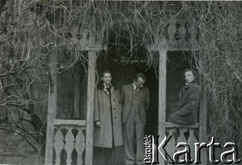 1951, Wilanów koło Warszawy, Polska.
Wacław Urbanowicz na ganku domu w Wilanowie. Z prawej siedzi jego siostra Adela.
Fot. NN, kolekcja Wacława Urbanowicza, zbiory Ośrodka KARTA