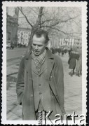 1946, Warszawa, Polska.
Wacław Urbanowicz (1913-2013) na ulicy po powrocie do Polski. Karierę marynarską rozpoczął w 1936 roku na statkach pasażerskich GAL-u (Gdynia-Ameryka Linie Żeglugowe S.A): SS 