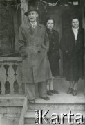 1949, Wilanów koło Warszawy, Polska.
Wacław Urbanowicz w towarzystwie sióstr: Heleny (1. z prawej) i Aleksandry.
Fot. NN, kolekcja Wacława Urbanowicza, zbiory Ośrodka KARTA