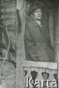 1949, Wilanów koło Warszawy, Polska.
Wacław Urbanowicz na ganku domu.
Fot. NN, kolekcja Wacława Urbanowicza, zbiory Ośrodka KARTA