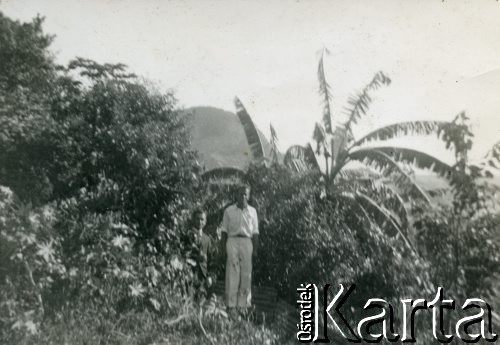 Przed 1939, Ameryka Południowa (?).
Wacław Urbanowicz (z prawej) w trakcie rejsu, po zejściu na ląd.
Fot. NN, kolekcja Wacława Urbanowicza, zbiory Ośrodka KARTA