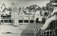 Prawdopodobnie przed 1939, brak miejsca.
Przedstawienie dla załogi i pasażerów statku.
Fot. NN, kolekcja Wacława Urbanowicza, zbiory Ośrodka KARTA